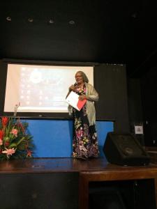 Rosaria coordenando uma mesa no seminário Positivamente